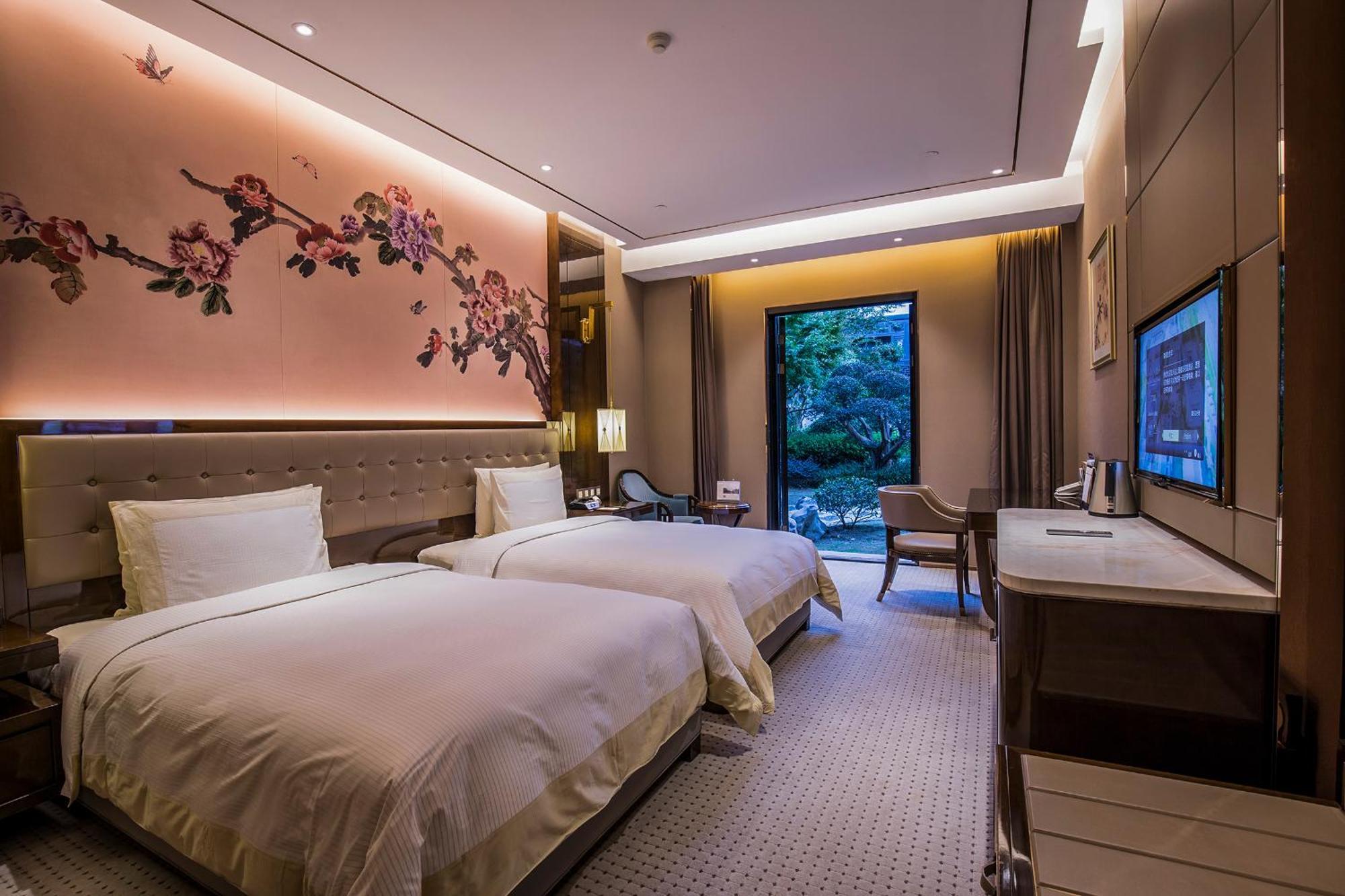Royal Garden Hotel Shanghai-Free Shuttle To And From Disney & Pvg & Close Metro Line2 Easy To Sha New Expo Exterior photo