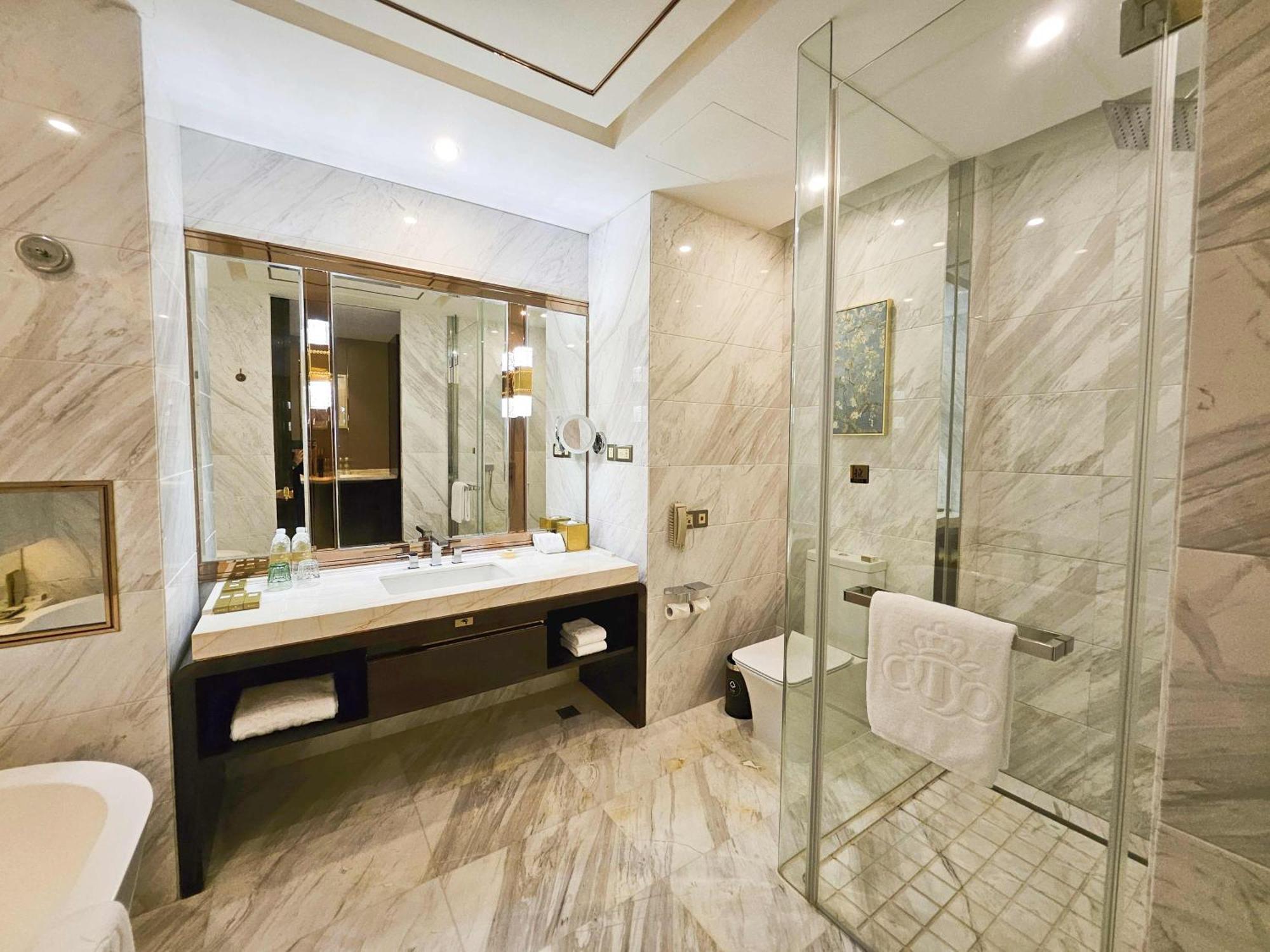 Royal Garden Hotel Shanghai-Free Shuttle To And From Disney & Pvg & Close Metro Line2 Easy To Sha New Expo Exterior photo
