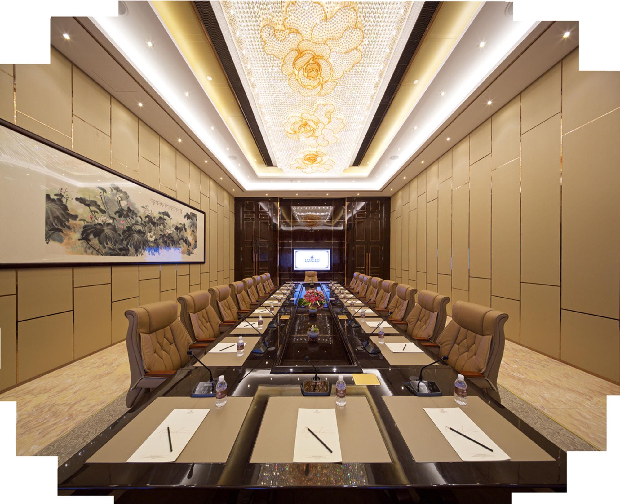 Royal Garden Hotel Shanghai-Free Shuttle To And From Disney & Pvg & Close Metro Line2 Easy To Sha New Expo Exterior photo