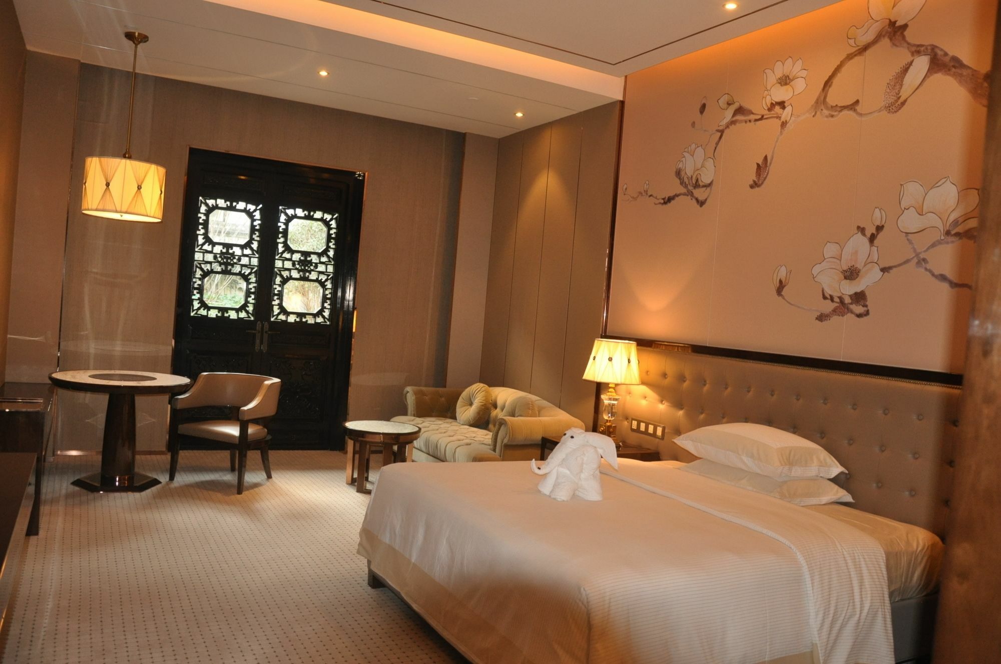Royal Garden Hotel Shanghai-Free Shuttle To And From Disney & Pvg & Close Metro Line2 Easy To Sha New Expo Exterior photo
